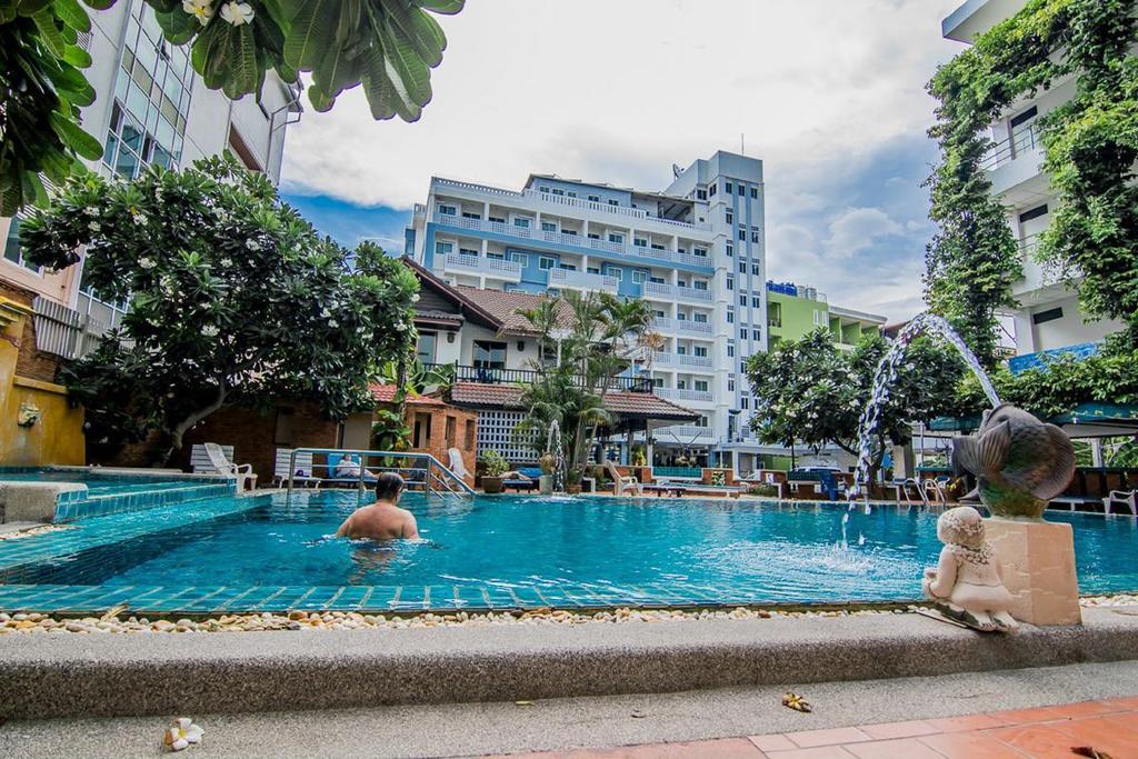 Sutus Court 3 Hotel Pattaya Bagian luar foto