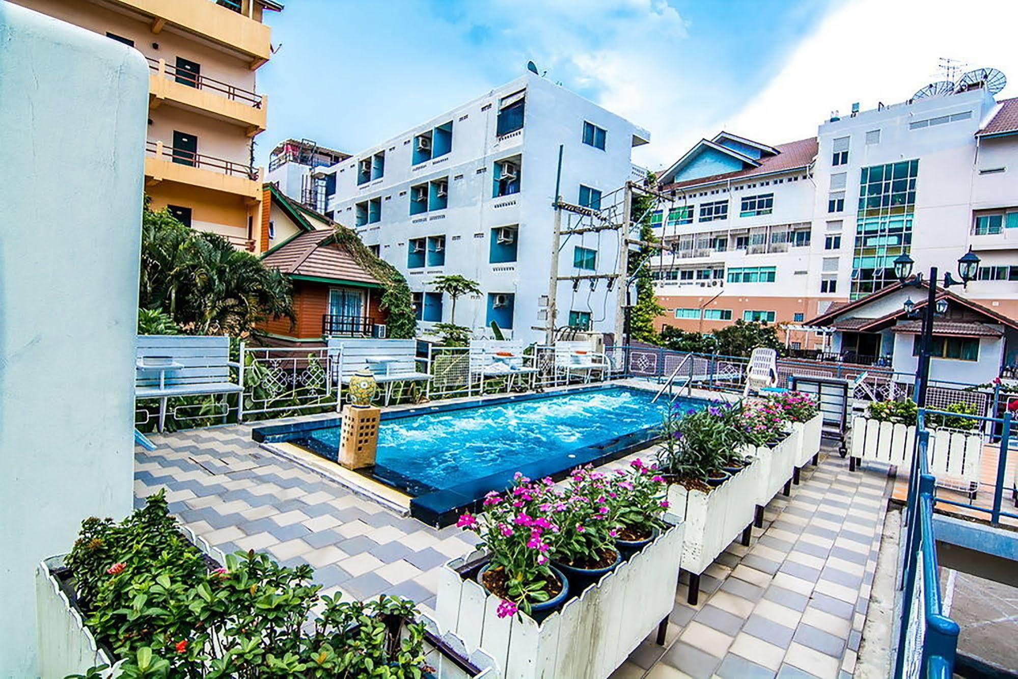 Sutus Court 3 Hotel Pattaya Bagian luar foto