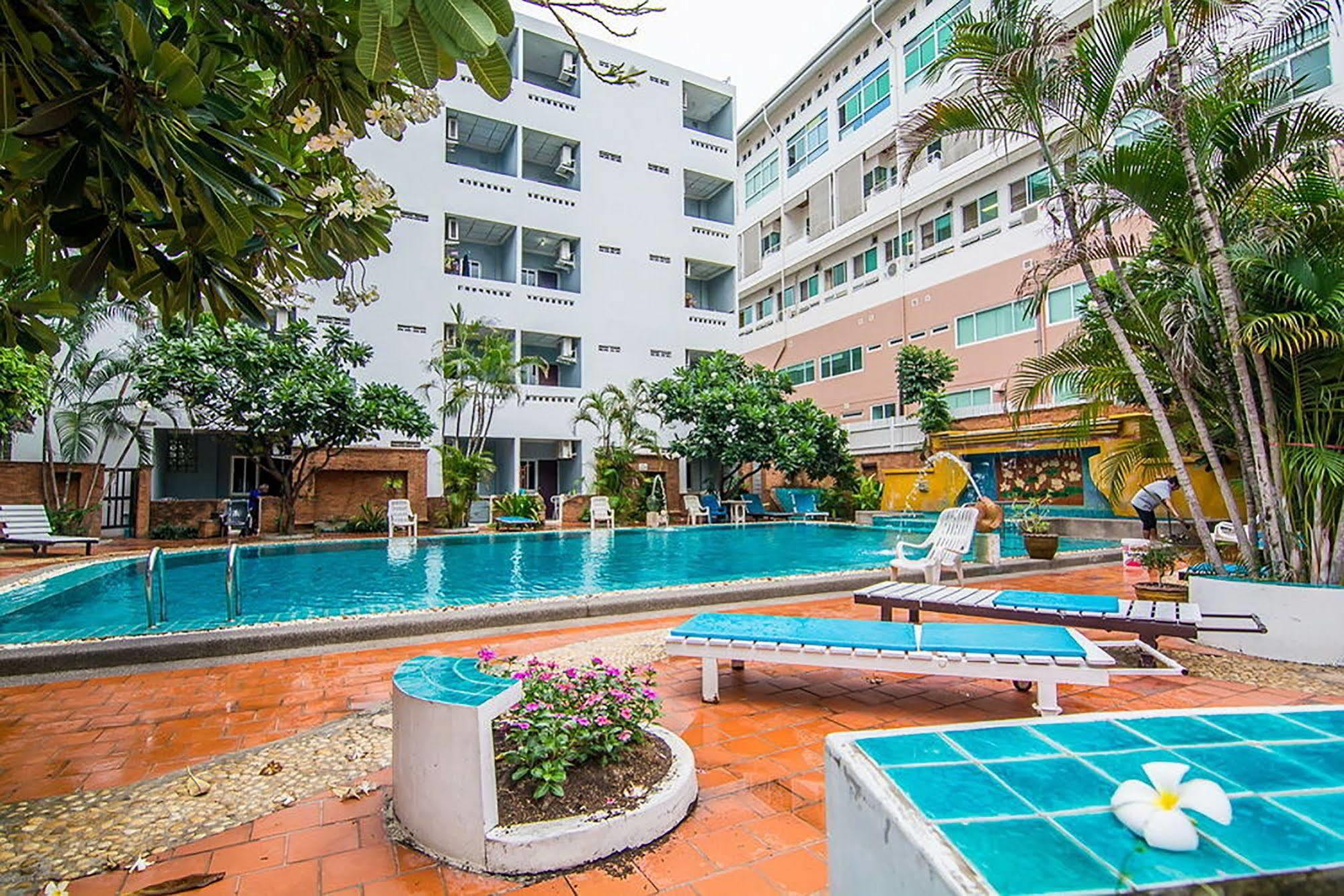 Sutus Court 3 Hotel Pattaya Bagian luar foto