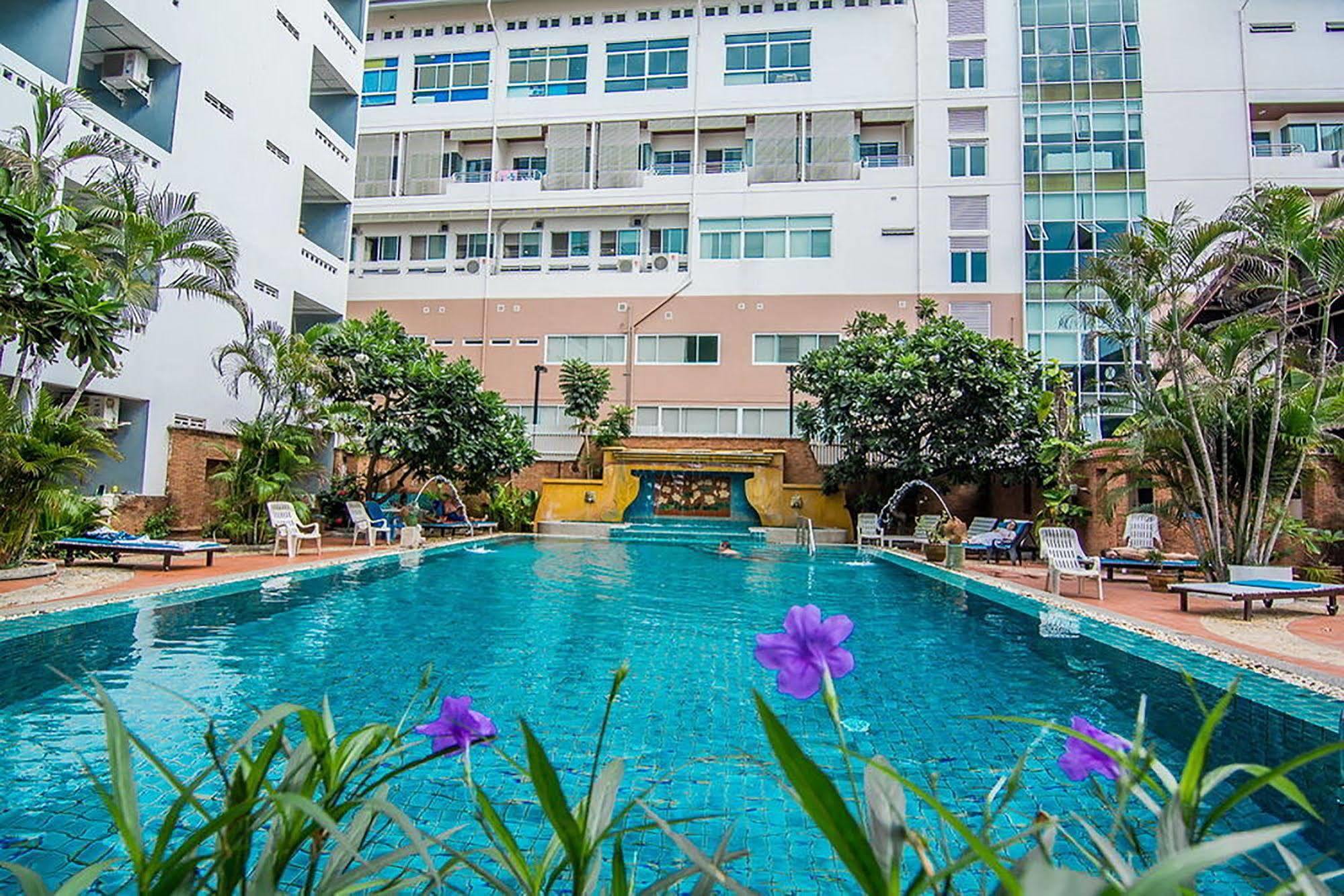Sutus Court 3 Hotel Pattaya Bagian luar foto