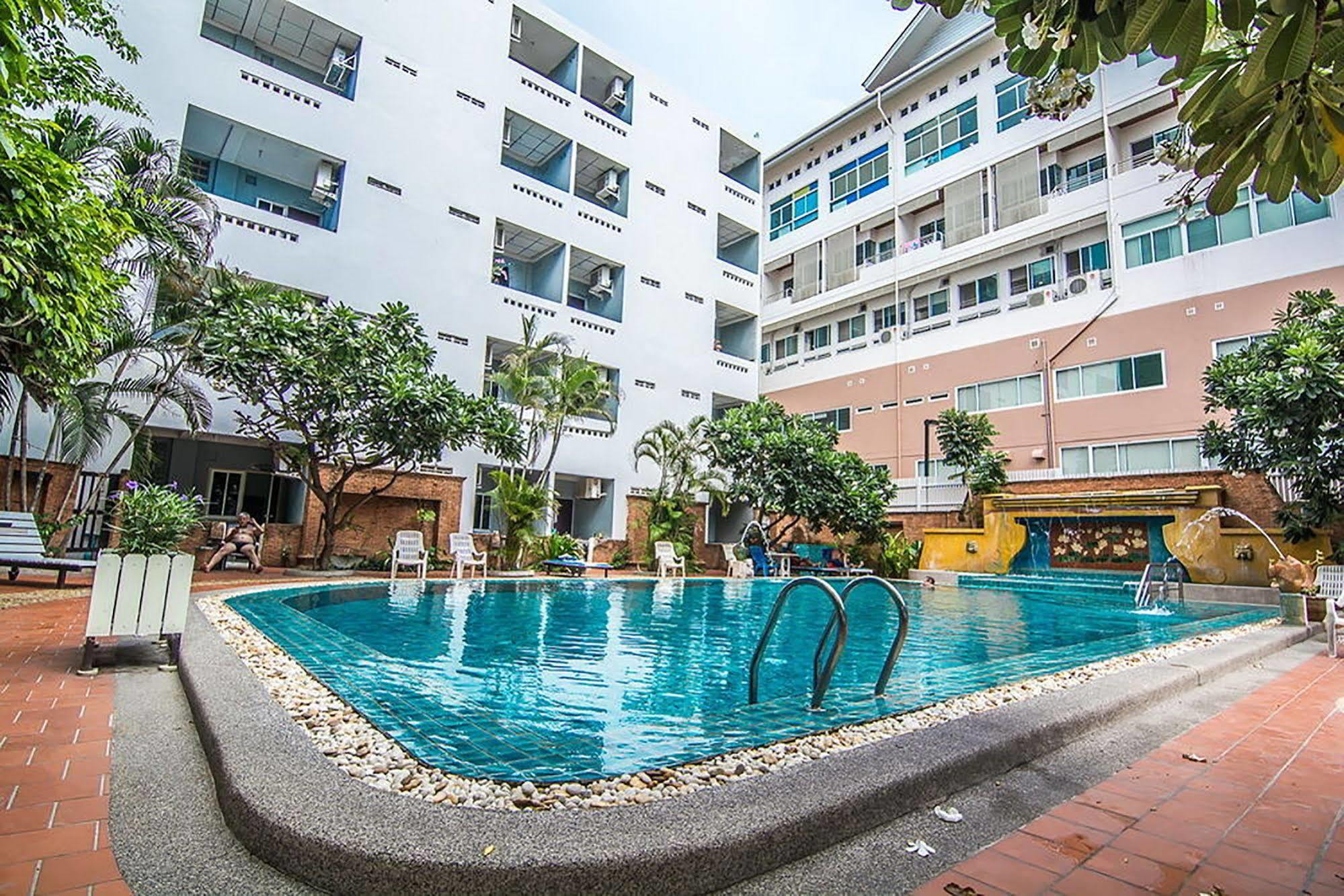 Sutus Court 3 Hotel Pattaya Bagian luar foto
