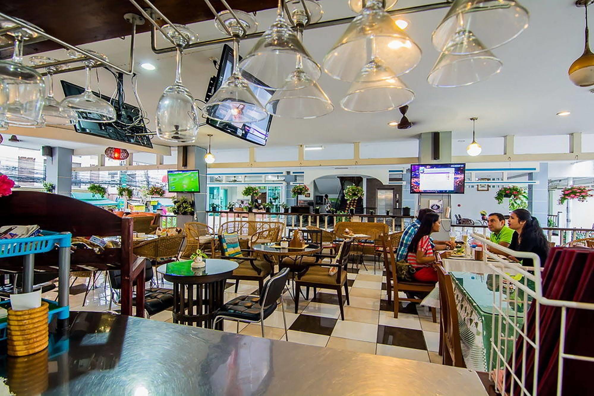 Sutus Court 3 Hotel Pattaya Bagian luar foto